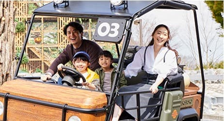カートに乗る親子4人